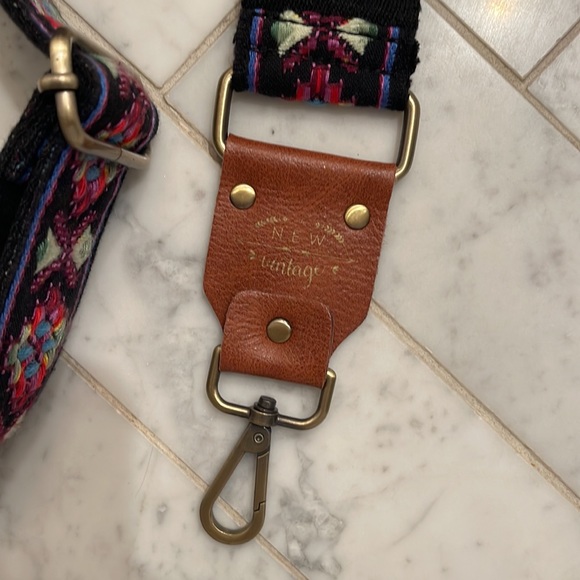 Adjustable cross body strap for bag. - Picture 3 of 5